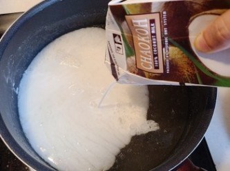 step6: 待糖和寒天粉完全溶化和加熱至椰子水微微滾起，便可加入椰奶。