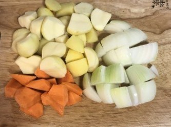 step2: 馬鈴薯去皮切塊；紅蘿蔔切塊；洋蔥切塊；