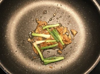 step5: 煮麵時取另一炒鍋，放入油和紅蔥酥及蔥白，小火炒香；