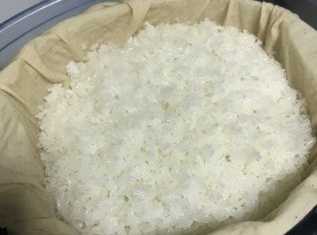 step5: 第二次掀蓋，試吃糯米，已熟透但屬較Q的口感；漢子胃不好喜歡吃軟ㄧ點的，所以再次灑水，續蒸5分鐘；