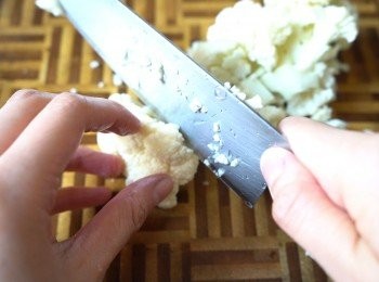 step1: 首先浸洗椰菜花，然後切碎。