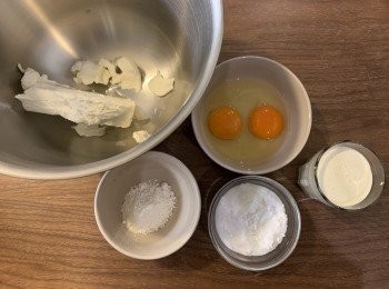 step1: 低筋麵粉過篩，雞蛋混合過篩