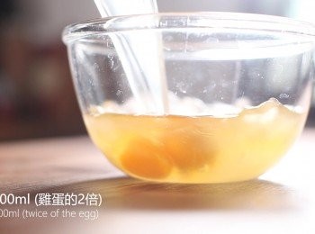 step1: 首先將雞蛋與高湯打散、均勻混合。