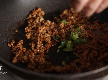 step5: 加入所有調味料與蔥花並攪拌均勻。