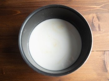 step1: 首先將蕨餅粉、水、黑糖道黑糖混合均勻。