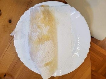 step8: 然後pan倒轉吸上碟上，然後用抺肉紙巾蓋上，用手揑出蛋包飯形，即可