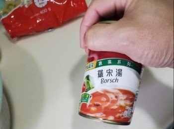 step1: 通粉放入水中煮7至8分鐘，放入凍水中過冷河，羅宋湯一罐倒入煲中+2罐水煮滾加入適量鹽，糖一湯匙，雞粉適量