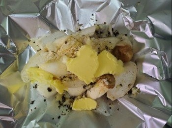 step1: 雞髀菇放上錫紙面加入適量蒜蓉，蔥，鹽適量，牛油個人喜好加多少