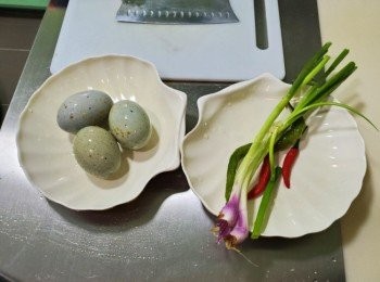 step1: 皮蛋三隻洗乾淨去殻，用熱水浸泡10分鐘，切開四邊，蔥切粒備用，辣椒切粒備用，