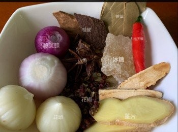 step2: 滷水料： 
蒜頭 2粒 
乾葱頭 2粒 
桂皮 2片
香葉 2片 
冰糖 1粒 
八角 2粒 
花椒 1湯匙 
甘草 2片
薑片 2片 
指天椒 1隻