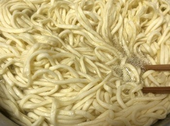step5: 伊麵滾水放入氽水，煮至麵餅軟身散開即可夾出，洗去表面油份。