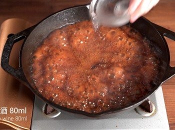 step3: 後加入醬油、味醂、米酒、柴魚高湯煮勻。