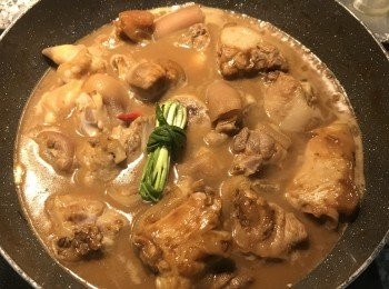 step10: 加水剛好淹到豬腳拌炒一下，轉大火煮滾；