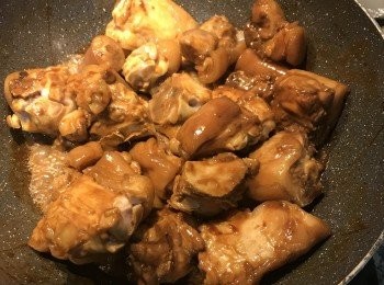 step8: 中小火將豆腐乳拌炒開來；放醬油和米酒ㄧ起翻炒；