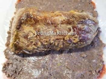 step8: 然後把牛柳置放在中間。