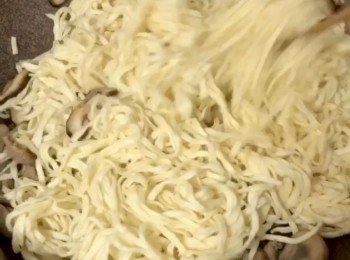 step7: 倒入伊麵炒鬆。