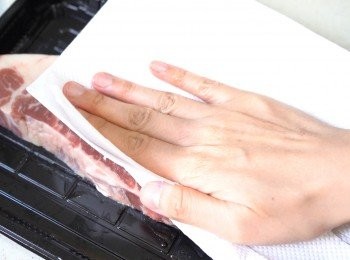 step3: 準備牛扒。要牛扒做到外脆內嫩，有三個重點，
第一，表面一定要乾身，牛扒解凍後用廚房紙輕輕吸乾表面的水份，