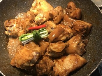 step9: 放入蔥和辣椒；