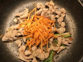 step6: 放入豬肉絲和紅蘿蔔絲拌炒，並用鹽調味；