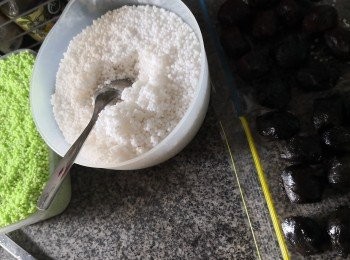 step1: 先將竹葉及咸水草用熱水烚軟備用