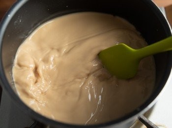 step2: 用小火慢慢地將粉漿煮熟。(一邊煮一邊漿鍋底的粉漿刮起，以免沾鍋)