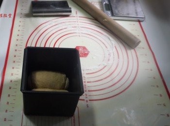 step6: 發酵吐司的話蓋上濕布或是濕的廚房紙，發酵最少要一小時，至吐司模的九成或以上