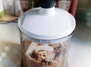 step4: 將大蘑菇切碎/打碎。