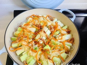 step2: 在26cm琺瑯鑄鐵淺底鍋上，先鋪上粉絲並加入約2湯匙的水、再鋪上勝瓜、蒜蓉，最後放上蟲草花和2湯匙櫻花蝦(讓瓜和粉絲吸收櫻花蝦的鮮味)。鍋蓋蓋好，先用中火加熱4分鐘，轉小火3分鐘，熄火悶焗3分鐘。
最後淋上滾油和生抽，灑上餘下的2湯匙櫻花蝦(貪其口感脆卜卜)和蔥花便成。