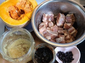step1: 急凍排骨先解涷，解涷後用淡鹽和糖水浸約15分鐘。之後沖一沖水再抺乾水分，用<span class="group_2">醃料</span>醃最少30分鐘。南瓜洗凈，去籽去皮切件待用。