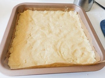 step3: 將麵糰放入鋪有烘焙紙的烤盤上，平均鋪好、壓實