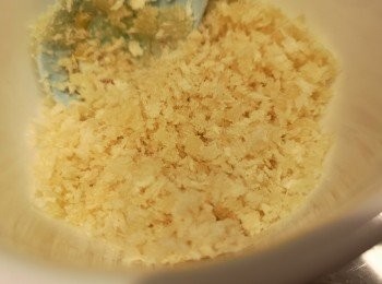 step3: 麵包糠和油撈勻後，再和雞軟骨撈勻，每粒雞軟骨輕輕壓一壓，等麵包糠痴實一點。