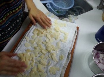 step3: 之後用廚房紙卷好吸乾，靜置15分鐘