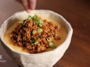 step6: 最後再將炒好的絞肉鋪在蒸蛋上就完成了。
