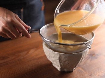 step2: 接著將蛋液過濾，並剔除表面的雜質、小氣泡。