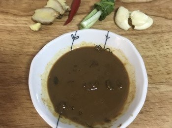 step3: 煮排骨時，在豆腐乳中加點水拌勻備用；