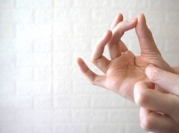 step6: 而每塊牛扒的大小和厚度都不同，所以無法告訴大家煎牛扒的確實時間，要用Finger Test，大約一吋厚的牛扒每面要煎一分鐘，