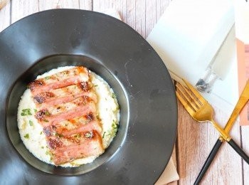 step7: 反轉後加入少量牛油， 再煎一分鐘，增加香味之餘可令牛扒更上色，用Finger Test測試牛扒生熟度，拇指跟中指合起來，令一隻手輕按拇指對下的肌肉，如牛扒做到差不多的質感，就是medium rare了。