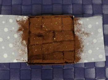 step5: 用刀切成四方形，在表面撒上防潮可可粉及金箔裝備即可完成。