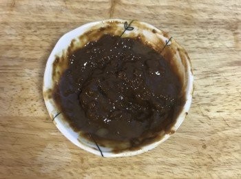 step3: 趁煮豬腳時，用少許水將豆腐乳攪散。