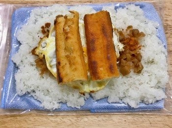 step8: 先鋪一層糯米，不要鋪太厚以免吃起來很厚重；撒上肉鬆、菜脯，放上荷包蛋，再擺上油條；