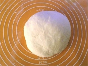 step1: 將麵粉倒入鍋盆，用筷子慢慢加入滾水和麵粉一起攪拌。
麵團稍微成形後，再慢慢加入冷水，不要一次加，否則水分過多麵團會變得很黏。
麵團揉的差不多後，蓋上保鮮膜放置一旁，醒麵三十分鐘。