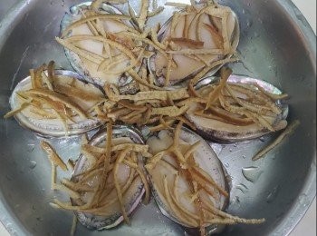 step2: 果皮鮑魚蒸放入預熱蒸睇大細而定，細隻5至6分鐘，大隻8分鐘，加入滾油倒入鮑魚上面，加美極醬油調味