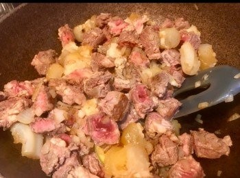 step6: 放入牛筋牛肋條兜炒，再放蕃茄紅蘿蔔兜炒，倒入紅酒，倒入清水至蓋滿<span class="group_1">食材</span>，放入月桂葉，牛至葉，冰糖，大火煲滾，再調至中火，冚蓋，煮30分鐘