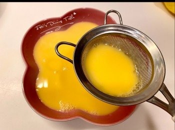 step3: 用小匙除去浮在蛋液表面的小泡沫，容器用錫紙包好