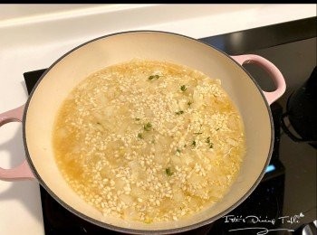 step4: 加入200ml雞湯，攪拌均勻後轉小火，加入百里香