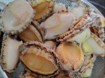 step2: 洗淨後大滾水煮10至13分鐘，即刻倒入冰水，清洗所有內臟去了，放冰水內是令佢有咬口