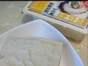 step1: 百福硬豆腐 1盒、豆瓣醬 2湯匙 、老抽 4湯匙 、詔酒 1湯匙