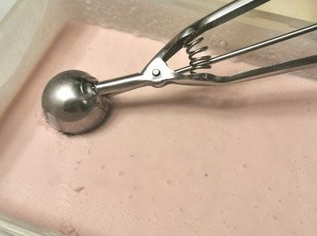 step10: 食用時加入喜愛的餅乾條和士多啤梨更美味！口感有如街買的貴價雪糕一樣，更有啖啖的果肉呢！