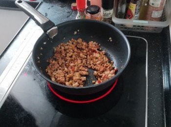 step4: 加入調味料: 生抽1茶匙, 老抽1茶匙, 糖1茶匙, 辣椒醬1湯匙, 麻油及花椒油少許, 將全部材料炒勻