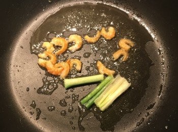 step4: 原鍋再放些油，下蔥白和蝦米炒香；
